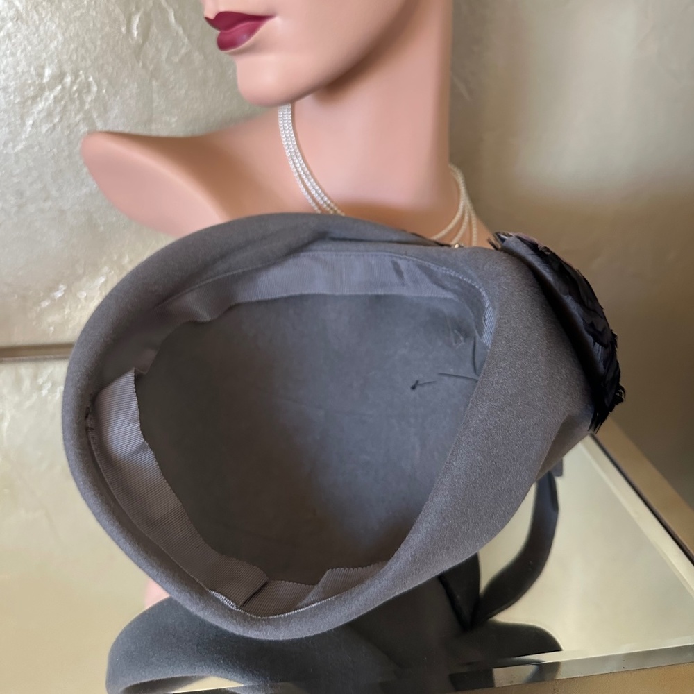 OPULENT 1950s' GRAY FELT COCKTAIL HAT + RHINESTONE BROOCH + IRIDESCENT FEATHERS - Picture 11 of 11